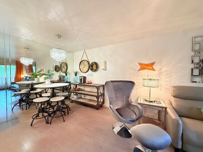 Foto del edificio - AVAILABLE NOW!! Lovely Upper Level - 1 Bedroom 1 Bathroom in Palm Springs Villas II!