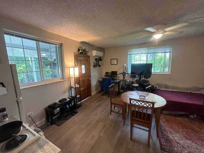 Building Photo - 200 Whitethorn Dr