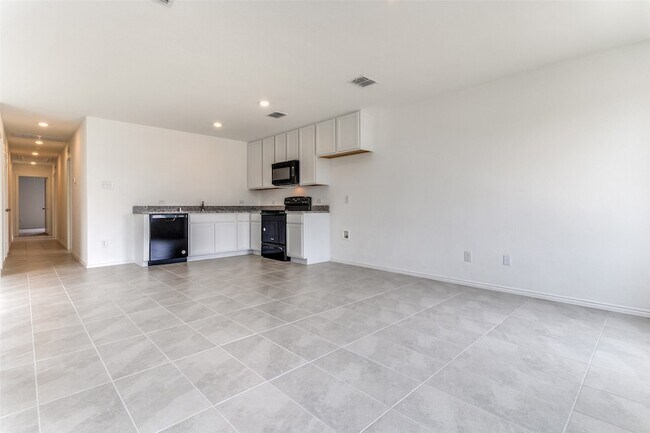 Building Photo - 127 Sunflower St