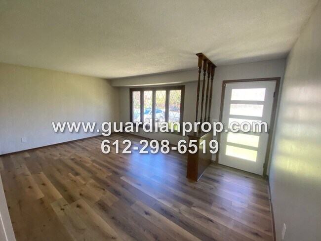 Foto del edificio - House Available September 1 in Mounds View...