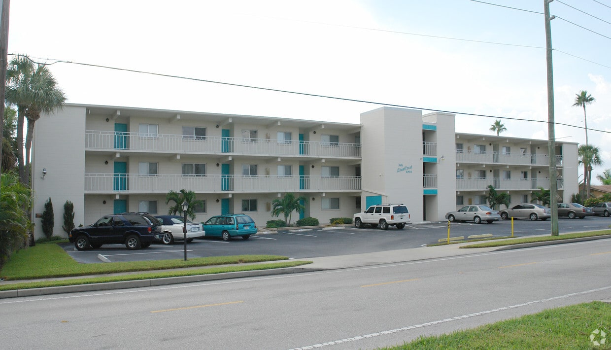 Primary Photo - Linn Crest Apartments