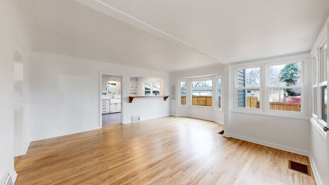 Building Photo - Lovely 3 bed/2 bath home w/2 car garage