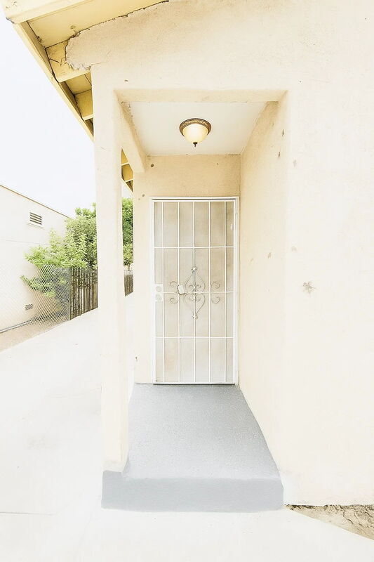 Building Photo - 1325 W 58th St