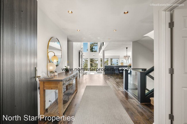 Building Photo - 4 br, 2.5 bath House - 1089 SW Summit View Dr