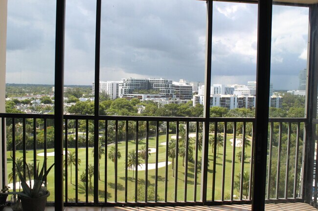 Foto del edificio - 20335 W Country Club Dr