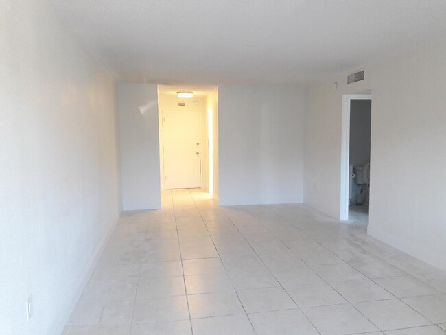 Master Bedroom w/walk-in closet - 1800 Sans Souci Blvd