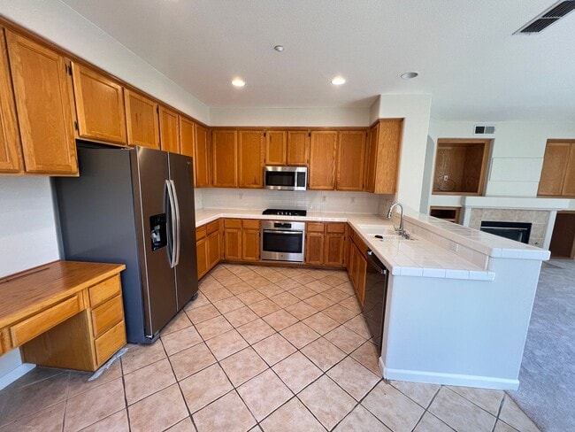 Building Photo - SPACIOUS FOUR BEDROOM HOUSE IN HAMILTON