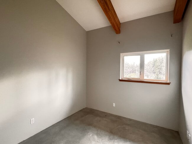 Building Photo - 1425 Benzon Crescent