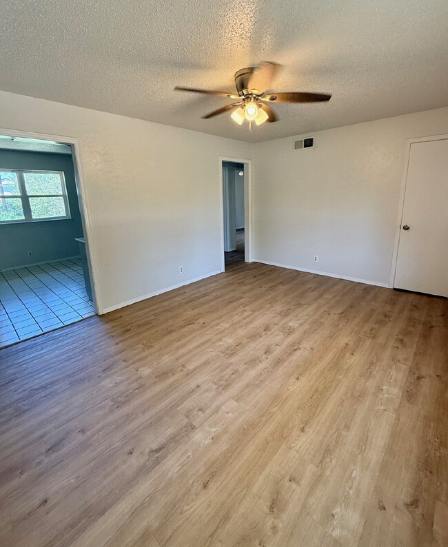 Building Photo - Inviting Mustang Gem with Spacious Kitchen...