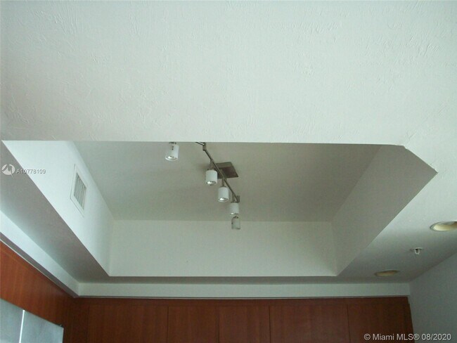 Foto del edificio - 15051 Royal Oaks Ln