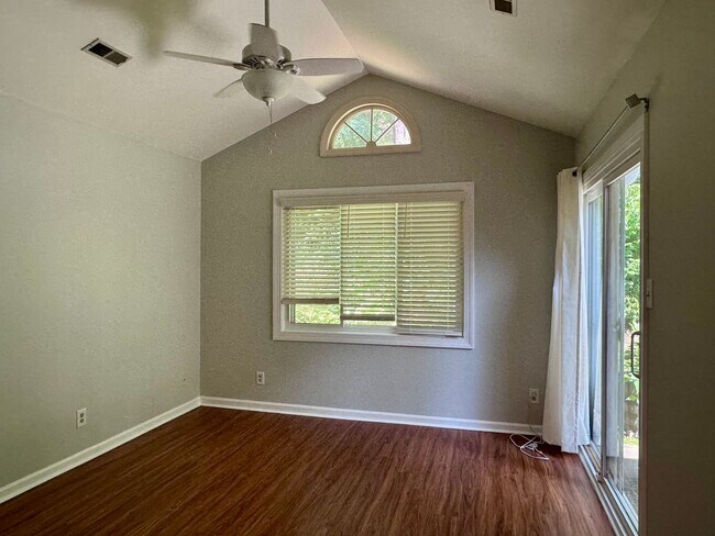 Building Photo - Desirable End Unit Townhome in Five Oaks!