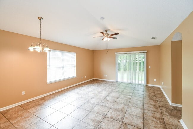 Building Photo - 5549 Oak Crossing Dr
