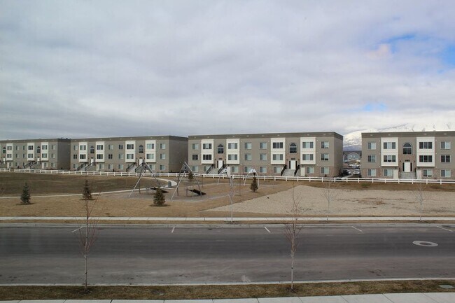 Building Photo - 827 E 550 S