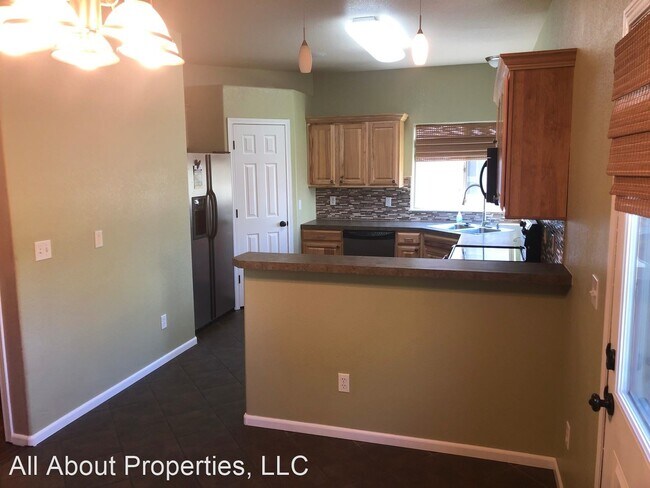 Building Photo - 3 br, 2.5 bath House - 4547 Hayler Avenue