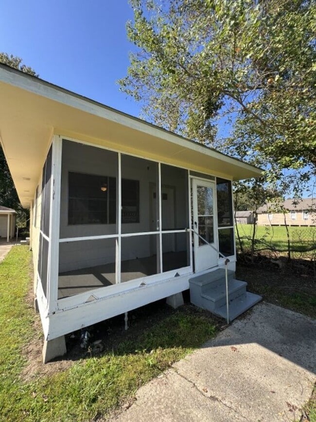 Foto del edificio - 2-Bedroom 1-Bath Home on Sunshine Rd!