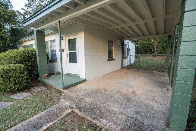 Building Photo - 3 bed / 1 bath In Town with Carport/Yard