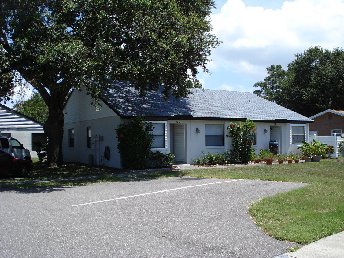 Foto principal - Parkwood Apartment Homes