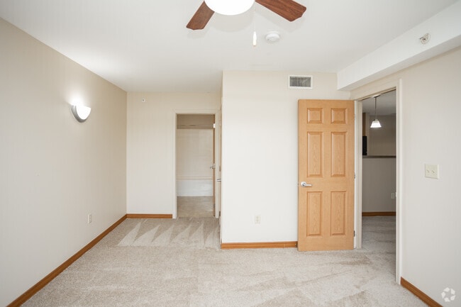 2BR, 2BA - 1,300SF - Deer Lakes Apartments