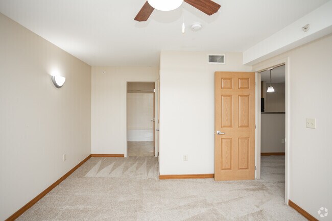 2BR, 2BA - 1,300SF - Deer Lakes Apartments