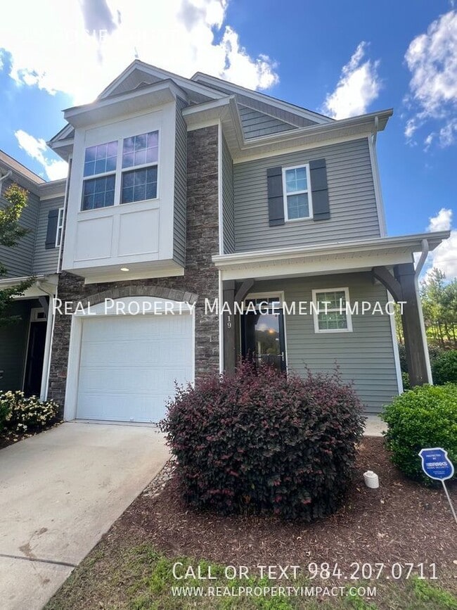 Building Photo - 3 Bedroom 2 Bath End Townhome located in Q...