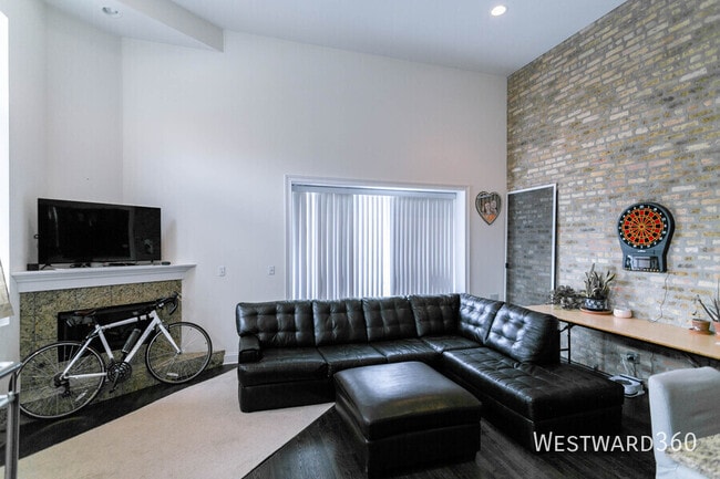 Building Photo - 1359 N Noble St