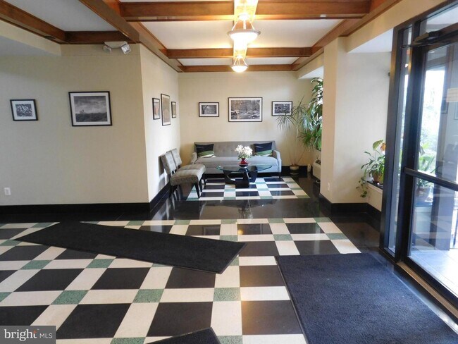 Foto del edificio - 1801 Clydesdale Pl NW