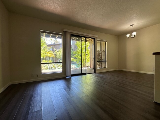 Building Photo - 2422 Larkspur Ln