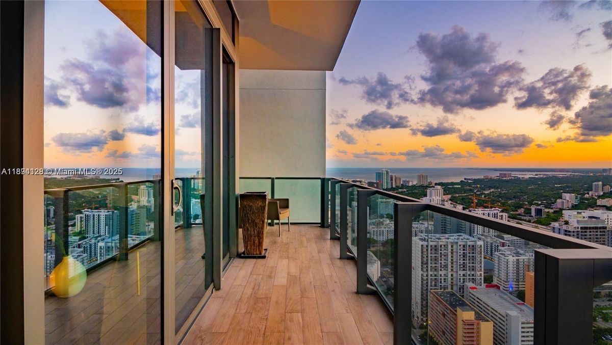 Foto principal - 88 SW 7th St