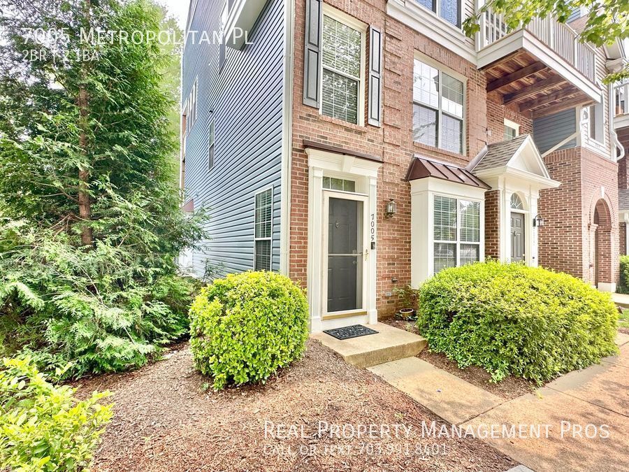 Primary Photo - Gorgeous End Unit- Steps To Metro!