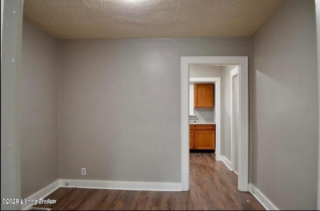 Foto del edificio - 223 W Woodlawn Ave
