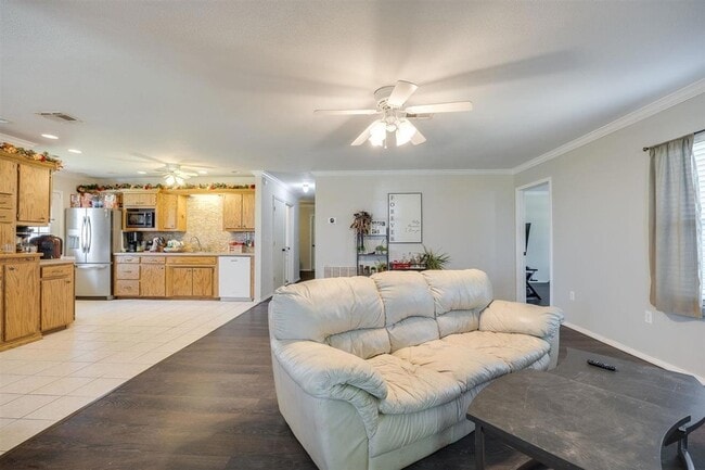 Building Photo - 205 Lincoln St