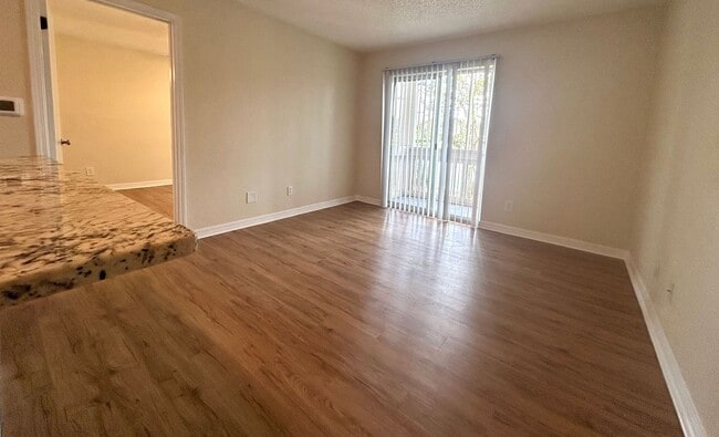 Building Photo - 1 Bed/1 Bath Apartment in Community with G...