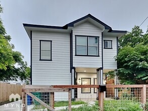 Building Photo - 310 Gabriel