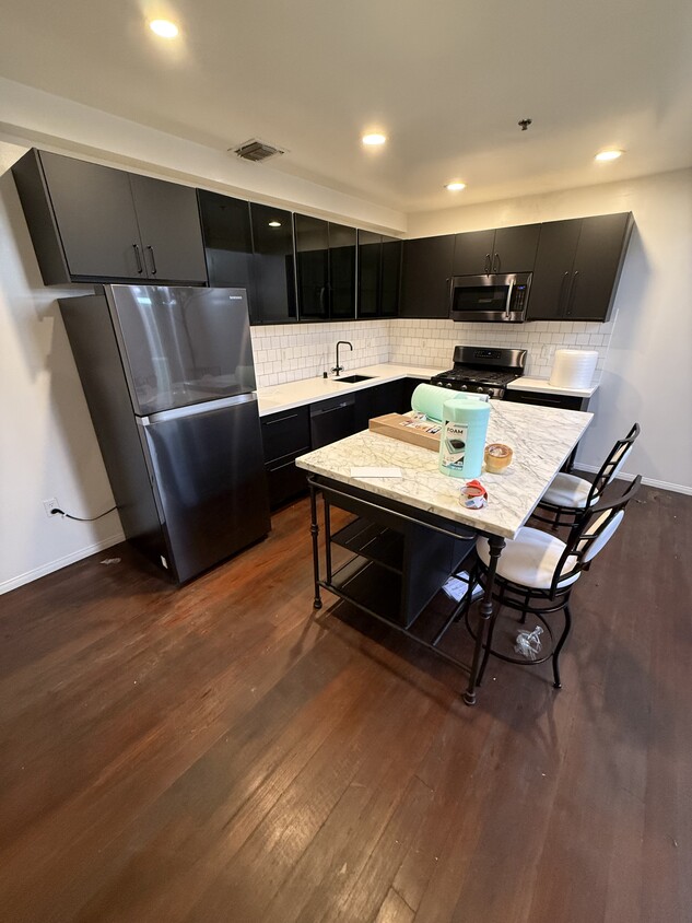 Fully upgraded and remodeled gourmet kitchen with quartz countertops and stainless steel appliances - 900 N Hoover