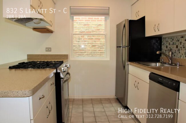 Foto del edificio - 832 S Leavitt St