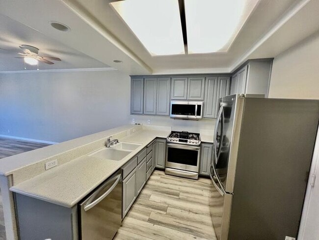 Building Photo - VIEWS VIEWS VIEWS From This Townhome With ...