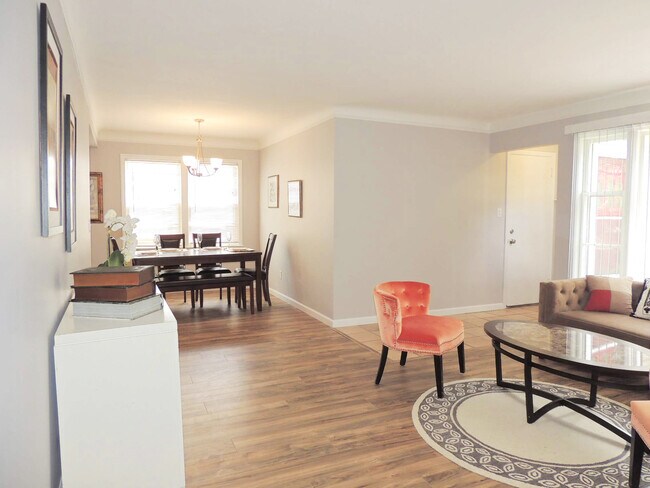 Foto del edificio - Breathtaking 3 bedroom, 1 bath Mayfield He...