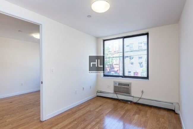 Building Photo - METROPOLITAN AVENUE