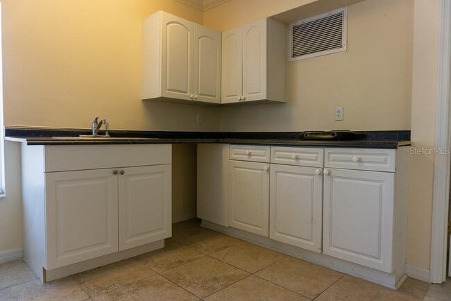 Building Photo - 2204 Fan Palm Dr
