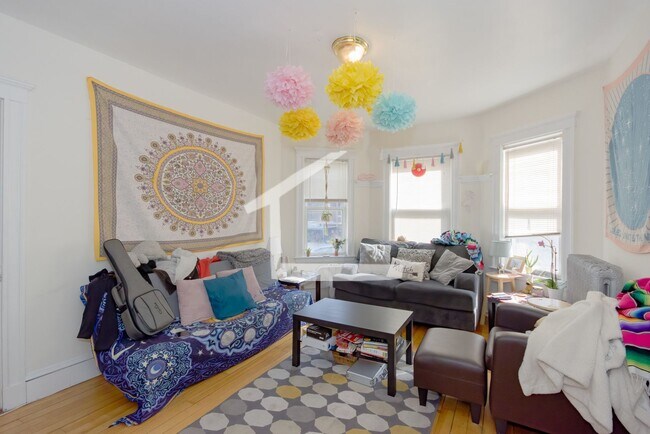 Foto del edificio - Check out this 4 bed 2 bath in Allston...