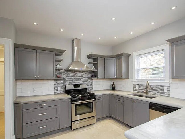 Building Photo - Large home in a convenient location
