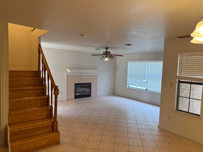 Building Photo - 737 Lago Vista Dr
