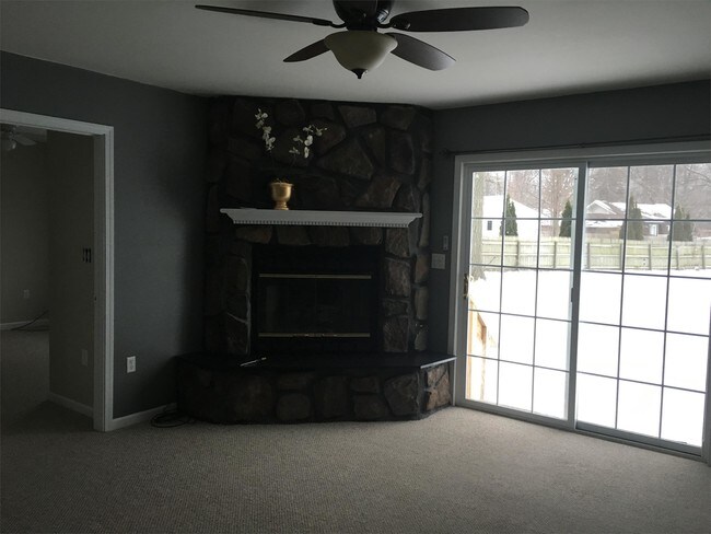 Building Photo - 4425 Fairway Dr