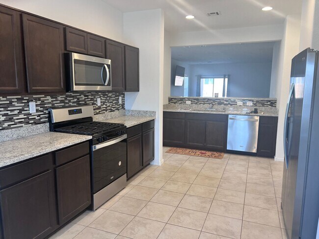 Foto del edificio - Newer 4 Br, 2 Ba, with the major appliance...