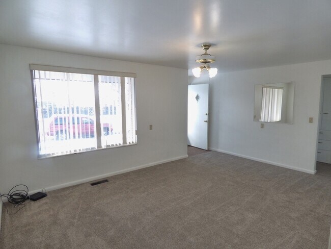 Building Photo - Great 2 Bed 1 Bath Duplex in Provo