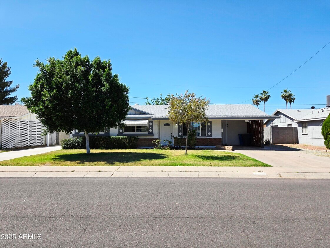 Primary Photo - 3039 W Bloomfield Rd