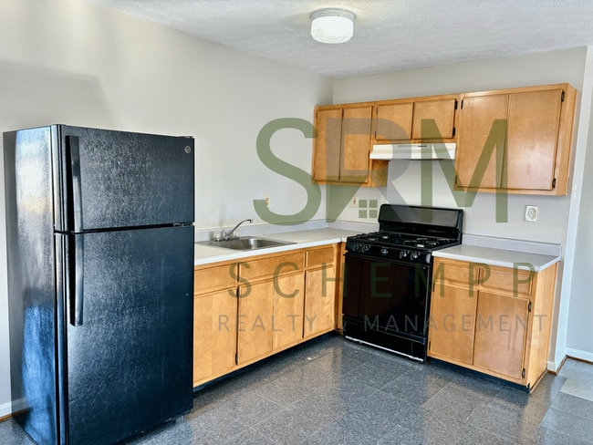 Building Photo - Updated Two Bedroom Apartment in Portland now available! *Section 8 accepted*