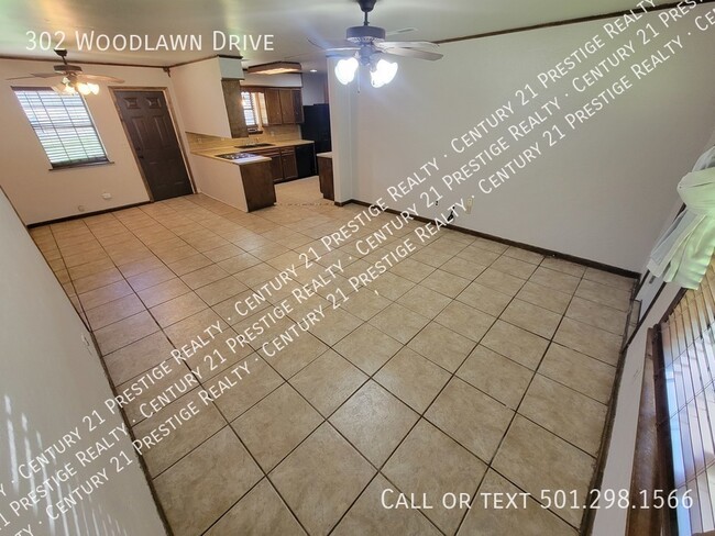 Building Photo - 302 Woodlawn Dr