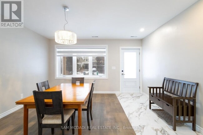 Building Photo - 606 Drymen Crescent