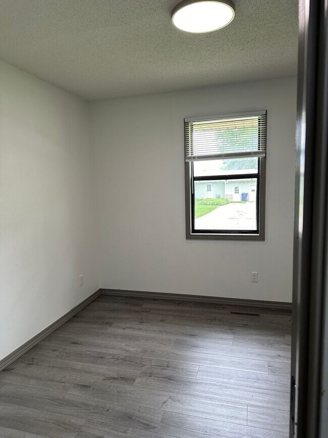 Building Photo - Recently updated 3 bedroom home in Nixa